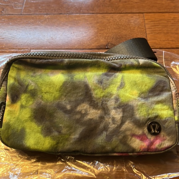 🔥LULULEMON EVERYWHERE BELT BAG 1L-HYPER DYE MULTI/ROVER PRINT🔥 - Picture 3 of 16